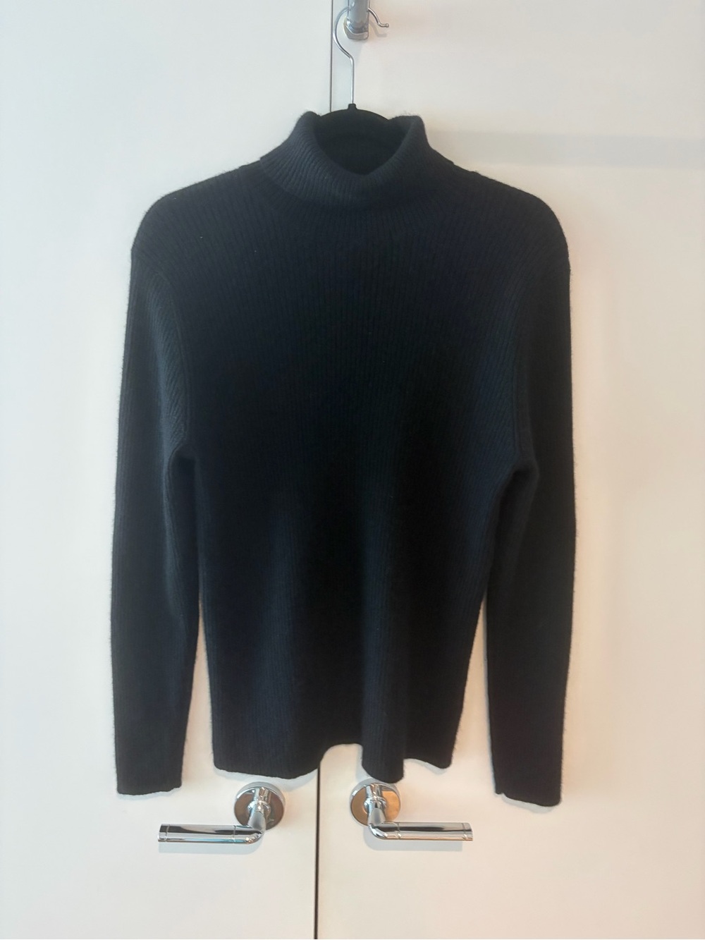 Women's Black Ribbed Turtleneck Sweater - cashmere